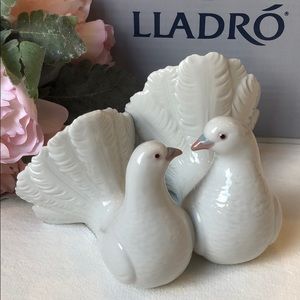 LLADRO Kissing Doves Figurine